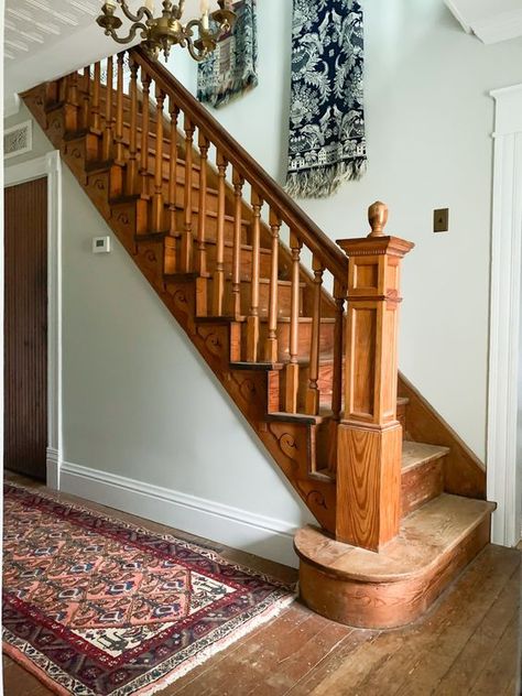 Farmhouse Wall Decor Ideas - Wilson Homestead Old Farmhouse Ideas, Old Farmhouse Layout, Old Farmhouse Staircase, Victorian Homes Layout, Victorian Farmhouse Living Room, Folk Victorian Interior, Old Farmhouse Decor, Victorian Homes Interior, Kentucky Farmhouse