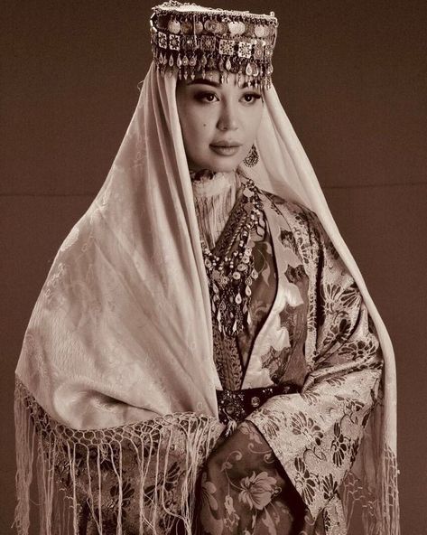 Uzbek Clothing, Biblical Clothing, Kurdish Clothes, Arabic Clothing, Fashion Show Dresses, Persian Fashion, Creative Fashion Photography, National Clothes, Afghan Dresses