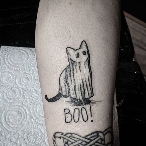 21 Cute 'N' Spooky Tattoos For Anyone Who Loves All Things Supernatural Halloween Date, Tier Tattoo, Creepy Halloween Decorations, Spooky Tattoos, Halloween Tattoo, Diy Tattoo, Halloween Illustration, Unique Halloween, Costumes Halloween