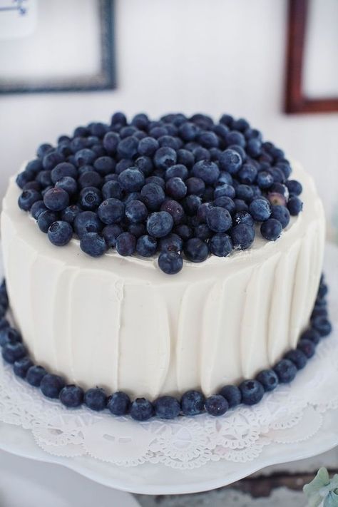 27 Cakes Covered in Delicious Foods | Can't go wrong with these cakes. #dessert #yum #boomerangdining Blueberry Topping, Torte Cupcake, Blueberry Cake, Cake Cover, Cupcake Cake, White Cake, Food Cakes, Pretty Cakes, Food Recipe