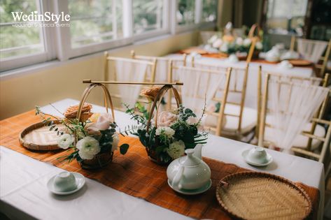 Vietnamese Engagement, Traditional Decoration, Wedding Reception Table Decorations, Engagement Ceremony, Engagement Decorations, Wedding Florals, Stylish Wedding, Asian Wedding, Ceremony Decorations