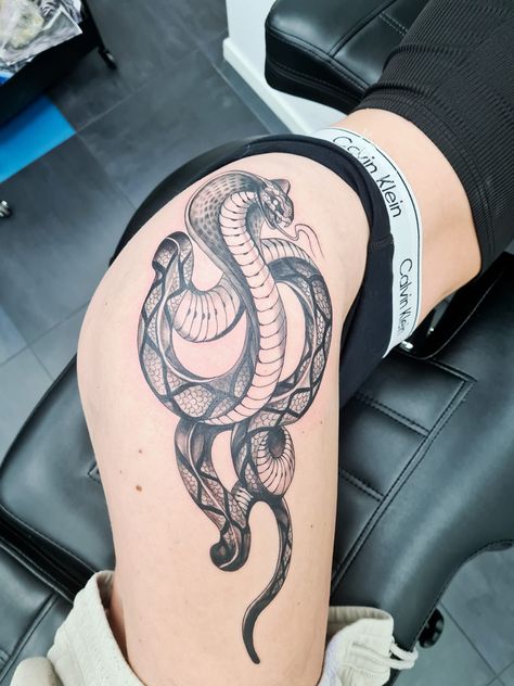 Snake tattoo hip thigh Hip Tattoos, Tattoos For Women Snake, Tattoo Cobra, Floral Hip Tattoo, Tattoo Pierna, Tattoo Hip, Cobra Tattoo, Simple Tattoos For Women, Waist Tattoos