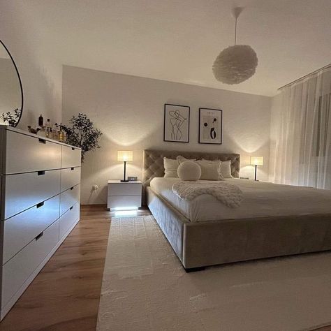 Bright Scandinavian Bedroom, Bedroom Ideas Nyc Apartment, Classy Rooms Bedroom, Bed Rooms Ideas Minimalist, Weird Shaped Bedroom, White Bedroom Ideas Aesthetic, Bedroom Inspo Minimalist, Room Ideas Gray, Apartment Bedroom Furniture