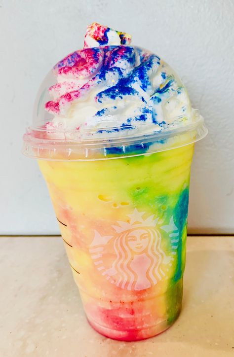 Starbucks Drinks Cotton Candy, Starbucks Drinks Unicorn Frap, Cotton Candy Frappe Starbucks, Rainbow Drink Starbucks, Starbucks Rainbow, Rainbow Drinks, Fun Drink Recipe, Iced Drinks Recipes, Cold Starbucks Drinks