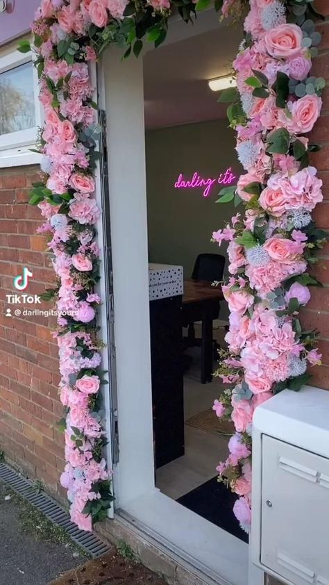 How to make a floral door archway! 😯🌸🌺🌷🌻🌼 [Video] | Flower arrangements, Diy wall decor, Beauty shop decor Flower Wall With Chicken Wire, Interior Flowers Decoration, Shop Decoration Ideas Boutiques, Pink Spa Decor Ideas, How To Do A Flower Wall, Beauty Shop Decor Ideas, Beauty Salon Front Design, Salon Front Design, Boutique Wall Ideas