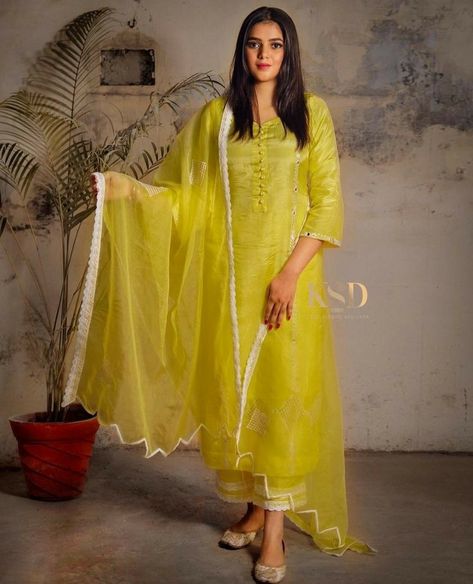 Plain Yellow Suit Designs, Plazzo Dress, Designs Kurti, Simple Indian Suits, Plain Dresses, Suits For Women Indian, Silk Kurti Designs, Groom Photoshoot, Trendy Suits