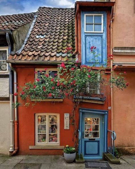 Kunstjournal Inspiration, Bremen Germany, Viborg, Colourful Buildings, Cute House, Architecture Exterior, Urban Sketching, Old Building, Old Buildings