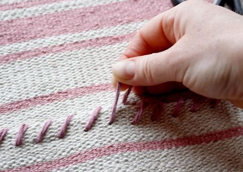 IKEA HACK: Create a cheap, big rug | ByAnnika Ikea Woven Rug, Cheap Rug Alternative, Upcycling, Manche, Rug Alternative Ideas, Rug Makeover Diy, Diy Large Rug Cheap, Diy Shag Rug, Cheap Rug Ideas