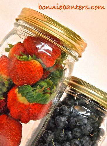 Bonnie Banters: How To Keep Berries Fresh Longer By Storing in Glass Jars Fruit Fresh Longer, Storing Fruit, Fruit Fresh, Fruit And Vegetable Storage, Strawberries Blueberries, Vegetable Storage, Fruit Storage, Food Saver, Easy Life