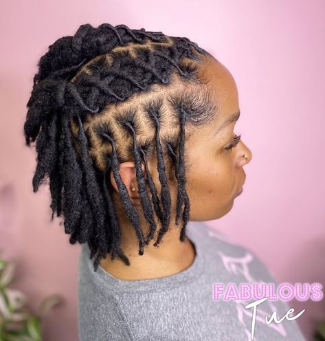 Half Up Short Bob Dreadlocks Mowhak Hairstyle Locs, Dreadlock Hairstyles For Women, Short Dreadlocks Hairstyles, Short Dread Styles, Small Dreads, Dreads Short Hair, Short Dreadlocks, Short Dreadlocks Styles, Dreads Styles For Women