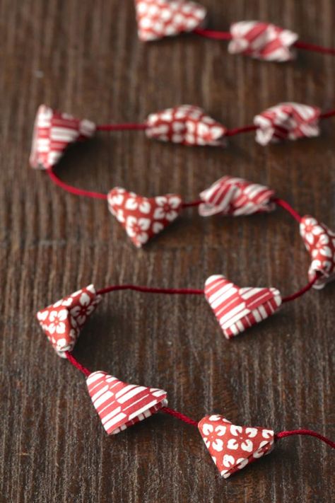 Hart Origami, Valentines Origami, Origami Garland, Mini Origami, Valentines Bricolage, Origami And Kirigami, Origami Heart, Heart Garland, Origami Stars