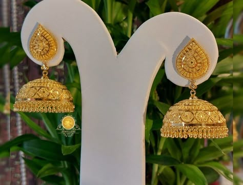 Gold Jumki Designs Earrings, Gold Zumka Design, Jhumka Designs Gold Indian, Jhumki Designs Gold Indian Bridal, Gold Jimikki Earrings, Jumka Gold Designs, Gold Jumkas Design Latest, Gold Jumkas Design, Gold Jhumki Indian Jewelry