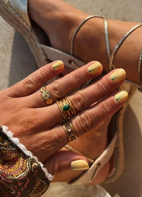 Funky Yellow Nails, Short Nail Cute Designs, Short Nails Ideas Colorful, 2 Toned Nails, Indi Nails, Simple Fun Nails, Summer Design Nails, Hello Nails, Hippie Nails