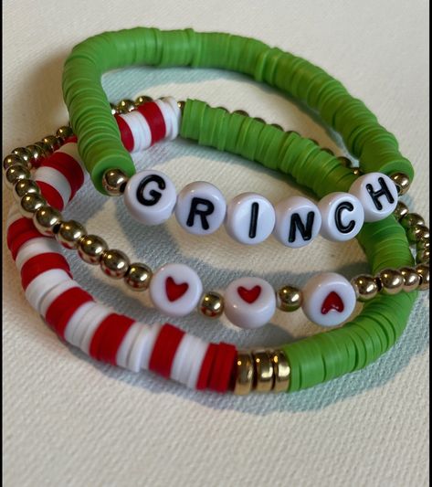 Grinch Beaded Bracelet, Xmas Bracelet Ideas, Christmas Clay Bead Ideas, Grinch Clay Bead Bracelets, Grinch Bracelet Ideas, Clay Bead Bracelet Ideas Christmas, Christmas Clay Bead Bracelets, Grinch Bracelet, Xmas Bracelets