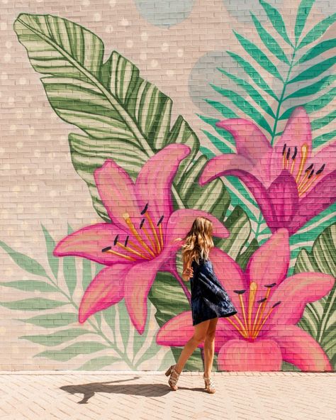 Mural Art Tropical, Mural Design Wall, Colorful Mural Wall, Mural Art Ideas Inspiration, Daycare Mural, Mexican Mural Art, Canvas Drawings For Beginners, Garden Wall Painting, Outdoor Wall Mural