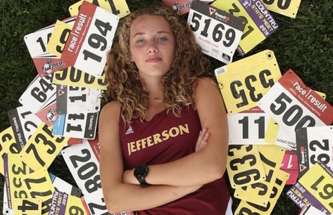 Senior Picture Ideas For Runners Cross Country, Senior Picture Ideas Runner, Runner Poses Photography, Cross Country Senior Banner Poses, Senior Pictures For Athletes, Cute Cross Country Outfits, Senior Pictures For Cross Country Runners, Cross Country Photos Senior Pics, Sr Sports Pictures