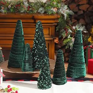 Christmas Card Decorations, Winter Tree Decorations, Holiday Entryway, Luxury Christmas Decor, Tree Centerpiece, Christmas Velvet, Tree Decorations Christmas, Home Minimalist, Christmas Cones