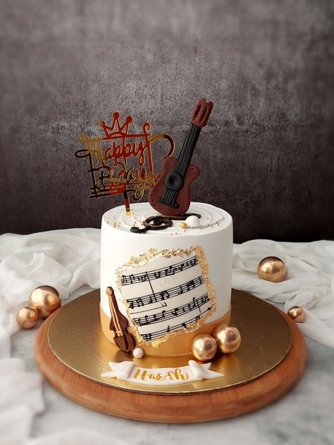 Music Themed Cakes For Boys, Guitar Theme Cake, Music Cake Ideas, Music Themed Cakes, Cake Magic, Music Cakes, Guitar Cake, Music Cake, Piping Techniques