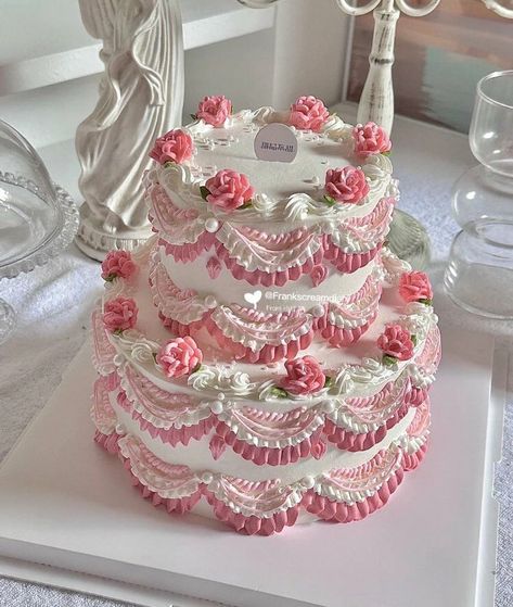 Bolo Vintage, Vintage Birthday Cakes, Mini Cakes Birthday, Pretty Dessert, Cute Baking, Creative Birthday Cakes, Dream Cake, Pretty Birthday Cakes, Cute Birthday Cakes