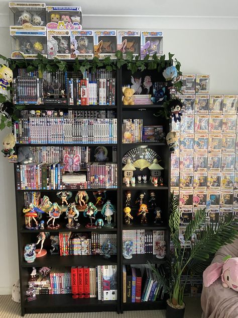 Bedroom Ideas For Anime Fans, Anime House Decor Ideas, Anime Room Design Ideas, Manga Shelf Inspiration, Bedroom Inspirations Anime, Anime Manga Aesthetic Room, Anime Bedroom Ideas For Small Rooms, Anime Bookshelf Ideas, Anime Living Room Ideas