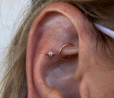 Eat Piercings Dainty, Ušný Piercing, Minimalist Ear Piercings, Piercing Inspiration, Unique Ear Piercings, Earring Inspo, Piercing Inspo, Cool Ear Piercings, Pretty Ear Piercings