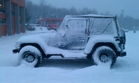 Girl Jeep Wrangler, Cool Jeeps Wrangler, Jeep Wrangler Camping, Jeep Hacks, Jeep Wranger, Jeeps Wrangler, Snow Vehicles, Jeep Things, Cj Jeep