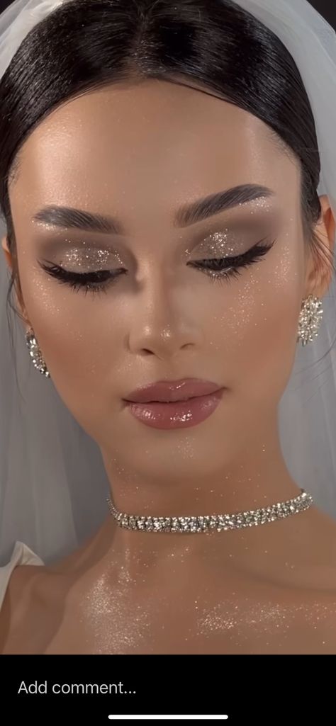 Formal Inspo Makeup, Dreamy Look Makeup, Quince Makeup Glitter, Makeup Ideas Champagne, Trend Makeup 2024, Simple Glam Makeup Looks, Light Smokey Eye Makeup, Champagne Makeup Look, Makeup For Blue Dress