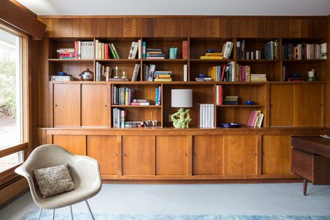 House Tour: A Restored Mid-Century Home in Rhode Island | Apartment Therapy Island Apartment, Upstate House, Book Area, Mid Century Cabinet, Mid Century Interior, Dining Room Paint, Trendy Apartment, Mid Century Modern Interiors, Book Shelves