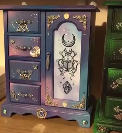 Routine Life, Anting Manik, Jewelry Box Makeover, Witch Room, Jewelry Box Diy, Witchy Crafts, Goth Home, Goth Home Decor, Witchy Decor