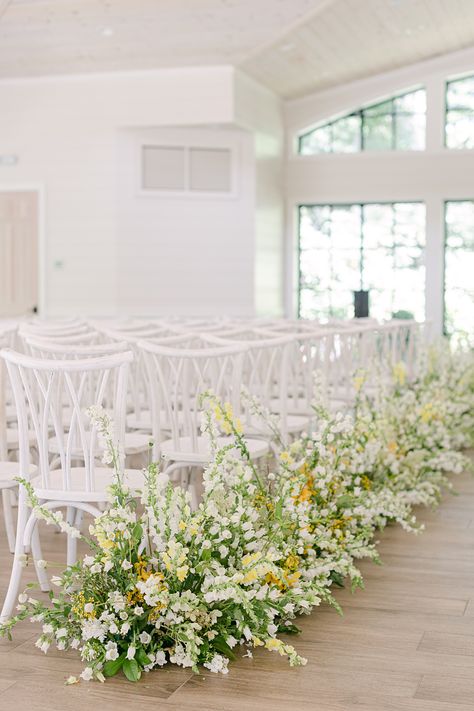 Yellow & White Summer Wedding at Old Edwards Inn by Sarah Bradshaw White And Pale Yellow Wedding Bouquet, Sage Green White And Yellow Wedding, Yellow Wedding Accents, Yellow Wedding Scheme, Yellow And Green Wedding Decorations, Sage Green And Pale Yellow Wedding, Yellow Accent Wedding, Yellow Flowers Wedding Decoration, Lemon Yellow Wedding Theme