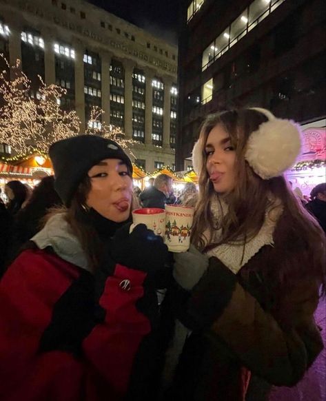 New York Christmas Best Friends, London Christmas Lights Poses, Nyc Photo Ideas Christmas, Christmas Market Pictures Ideas, Christmas Market Instagram Pictures, Nyc Christmas Photos, Nyc Christmas Instagram Pictures, Christmas Lights Poses, Winter Hangout Ideas