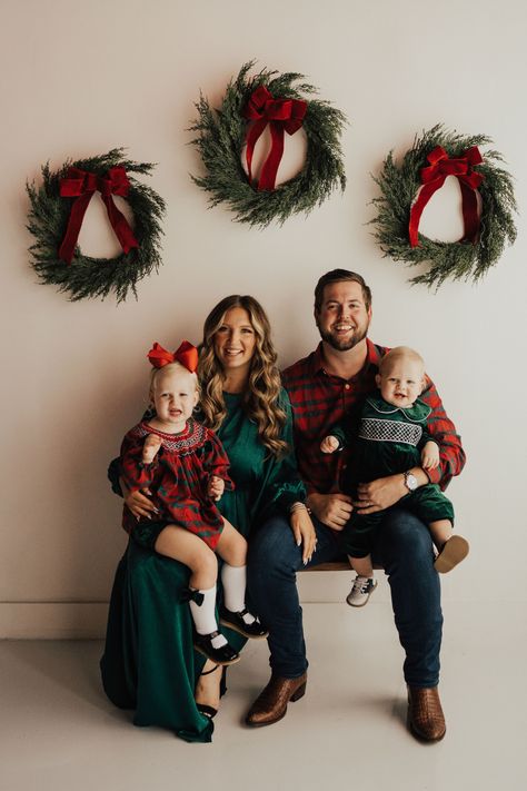 Festive Family Photoshoot, Christmas Photo Family Ideas, Santa Pictures Family Outfits, Moody Christmas Family Photos, Natal, Classic Family Christmas Pictures, Christmas Family Pics Outfit, Family Christmas Outfits 2023, Christmas Outfit For Photoshoot Family