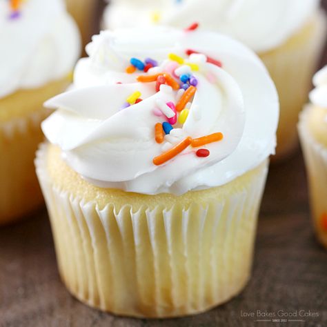 Everyone needs to have an easy and delicious Bakery-Style Vanilla Cupcakes recipe on hand! These yummy treats are perfect for birthdays, holidays, or any day! AD #HowdTheyDunkThat #IC Vanilla Cupcakes, Cupcake Recipes, Fun Cupcake Recipes, Vanilla Cupcake Recipe, Wedding Cake Table, Cupcakes Recipe, Wedding Cakes With Cupcakes, Fun Cupcakes, Cake Table