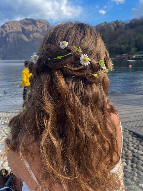 Beauty Mistakes, Hairstyles 2024, Spring Aesthetic, Look Here, Nature Aesthetic, Aesthetic Hair, Pretty Hairstyles, Summer Aesthetic, Flowers In Hair