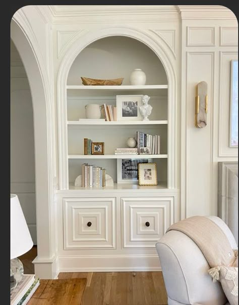 Styling White Bookshelves, White Library Aesthetic, Bookcase Aesthetic, Classic Bookshelf, White Library, Classic Shelves, Bookshelf White, White Bookshelf, Marble Bookends