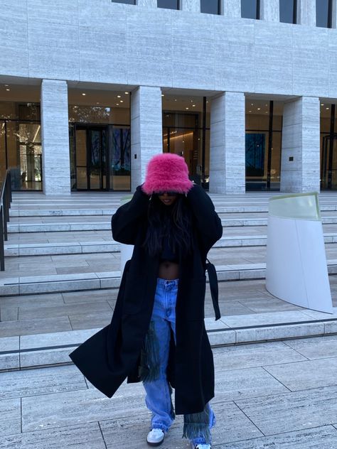 Fluffy Hat Outfit, Fur Bucket Hat Outfit, Bar Outfit, Hat Aesthetic, Europe Fashion, Outfits With Hats, Edgy Outfits, Cool Street Fashion, Winter Fashion Outfits