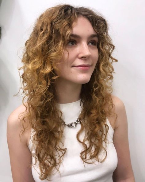 Long Curly Hair with Curtain Bangs Long Layered Curly Hair, Layered Curly Haircuts, Quick Curly Hairstyles, Long Curly Haircuts, Curly Shag Haircut, Natural Curly Hair Cuts, Layered Curly Hair, Curly Hair Photos, Cute Curly Hairstyles