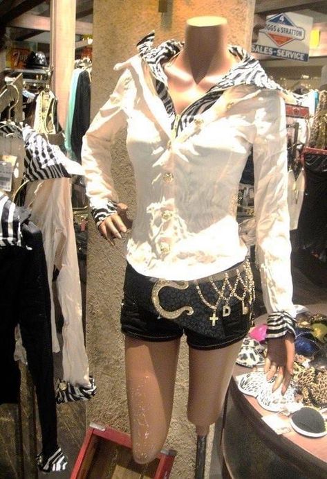 Gyrua Girl Outfit, Mcbling Fashion, 2000s Outfit, 2000s Outfits, Gyaru Fashion, 2000s Fashion Outfits, Japanese Street Fashion, Performance Wear, J Fashion