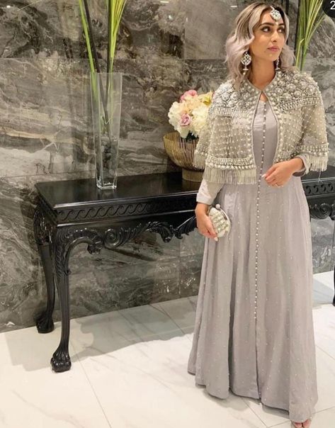 Pakistan Graduation Dress, Dresses For Wedding Guests In Pakistan, Ponchos, Pakistani Gowns Dresses, Net Cape Dress Indian, Cape For Gown, Gown With Cape Indian, Stylish Outfits For Wedding, Walima Guest Outfit