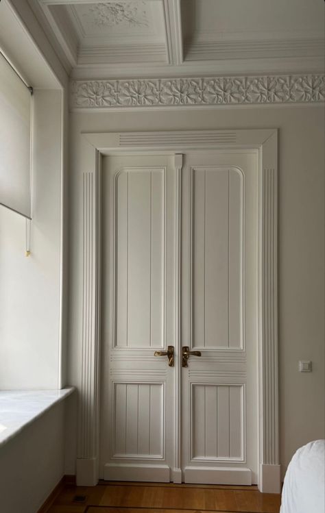 English Doors Interior, Classic Interior Door Styles, Modern Classic Door, Vintage Door Decor, Panelled Doors, Interior Door Styles, Modern Entry Door, Elegant Doors, European Doors