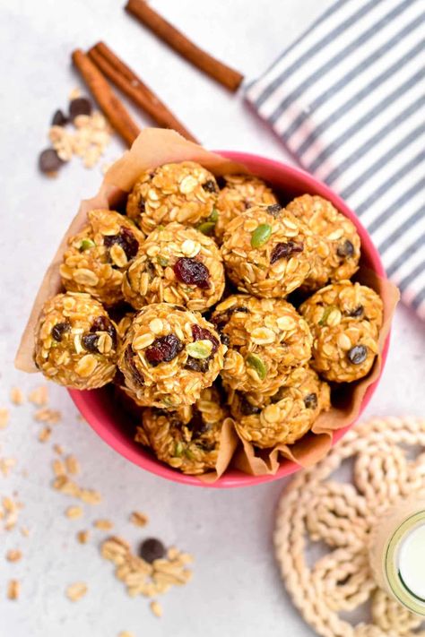 These Nut-Free Energy Balls are easy, healthy, and quick snacks to fix your sweet cravings and bring fiber and proteins to your day. Jack Snacks, Peanut Butter Oatmeal Balls, Nut Free Snacks, Oat Recipes Healthy, Plant Based Snacks, Plant Kitchen, Healthy Nuts, Quick Energy, Dried Bananas