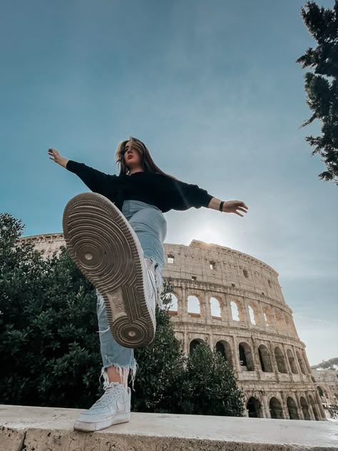 Rome Aesthetic Instagram, Rome Photo Ideas Men, Colloseum Photo Ideas, Colloseum Picture Ideas, Rome Photoshoot Ideas, Colosseum Photoshoot, Roma Photoshoot, Rome Poses, Rome Aesthetic Girl