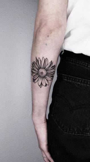 50 Cheerful Daisy Tattoos You Must See - Tattoo Me Now Men’s Daisy Tattoo, Daisy Tattoo Men, Tattoos Daisy Flower, White Daisy Tattoo, Small Daisy Tattoo, Daisy Tattoos, Flower Leg Tattoos, Daisy Tattoo Designs, Cheerful Daisy