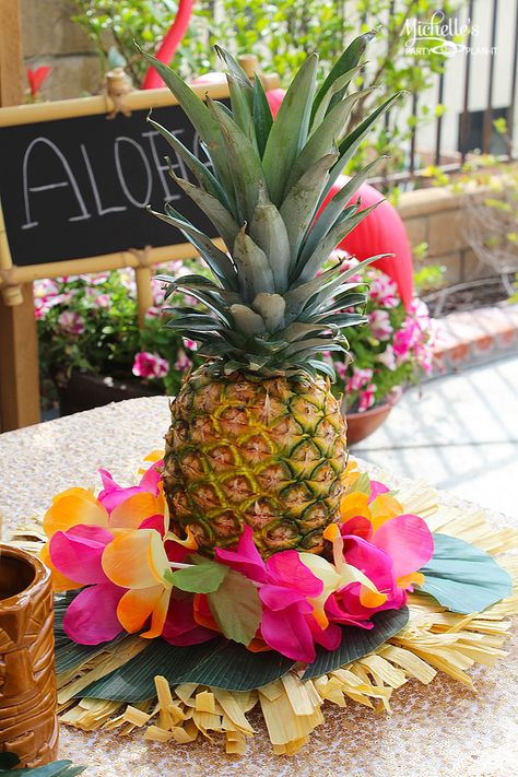 Easiest Luau Centerpiece ever! Fresh pineapple and party decorations make the perfect centerpiece for your summer Luau celebration! Pinapple Party Centerpieces, Tropical Tablescape Summer, Luau Party Table Centerpieces, Tiki Torch Centerpiece Ideas, Pineapple Centerpiece Ideas, Lemon Centerpiece, Luau Centerpieces, Teen Halloween Party, Pineapple Centerpiece