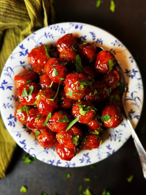 Pepper Jelly Meatballs, Spicy Meatballs Recipe, Favorite Party Appetizers, Jelly Meatballs, Cocktail Meatballs, Spicy Meatballs, Appetizer Picks, Pepper Jelly, Cocktail Sauce