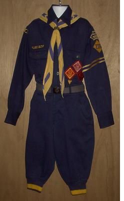 Early Cub Uniform Den Doodle, Cub Scout Uniform, Winter Holiday Crafts, Scout Uniform, Vintage Boy Scouts, Adventure Club, Vintage Boy, New Year 2017, Cub Scout