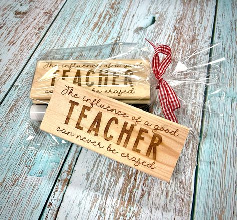 Looking for the perfect gift for your child's teacher? One of our customized whiteboard/chalkboard erasers engraved with their name or one of our non-personalized options. This super cute white board / chalkboard eraser and expo marker set is sure to be a teacher favorite!!Each eraser is laser engraved with the name of your choice and has a soft felt eraser.1 Expo Marker is included. Colors will vary per order and are chosen by us at random.***please note natural variations in wood grain can cause color variations in wood which causes color variations in the engravings! The erasers are purchased in bulk and not produced in house. We simply pull an eraser and engrave the top. Variations in the grain and color are inevitable and can’t be held against Pat's Monograms. Engraved Teacher Gifts, White Board Eraser, Diy Laser Engraver, Expo Marker, Laser Cut Wood Crafts, Cricut Projects Beginner, Crafty Mama, Teacher Appreciation Gift, Etsy Personalized Gifts