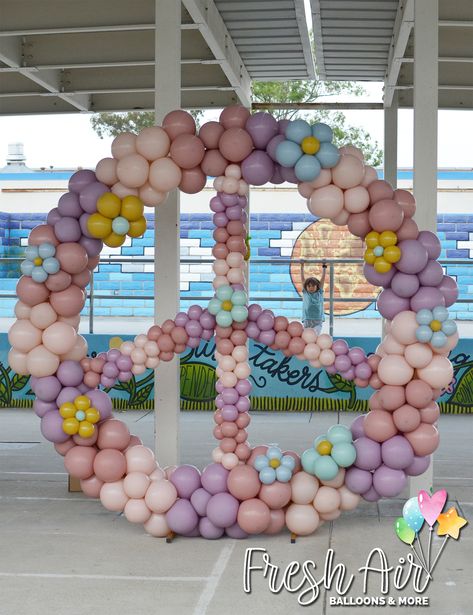 "Peace Out" elementary school! Created this fun circle balloon arch for an Elementary promotion celebration. 70s Theme Balloon Arch, Peace Balloon Arch, Peace Sign Balloon Arch, 70s Balloon Arch, Circle Arch Balloons, Circle Balloon Arch, Promotion Celebration, Party Rentals Business, 60s Theme