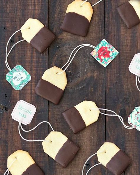 Chocolate Dipped Shortbread, Tea Bag Cookies, Shortbread Chocolate, Jul Mad, Fest Mad, High Tea Party, Tea Party Food, Clotted Cream, Super Easy Recipes