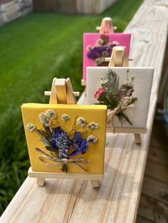 Pressed Flowers Canvas, Mini Board Painting, Mini Canvas Magnets, Painting With Real Flowers, Dried Flowers Art, Mini Canvas Paintings, Dried Flowers Crafts, Mini Toile, Dried Flowers Diy